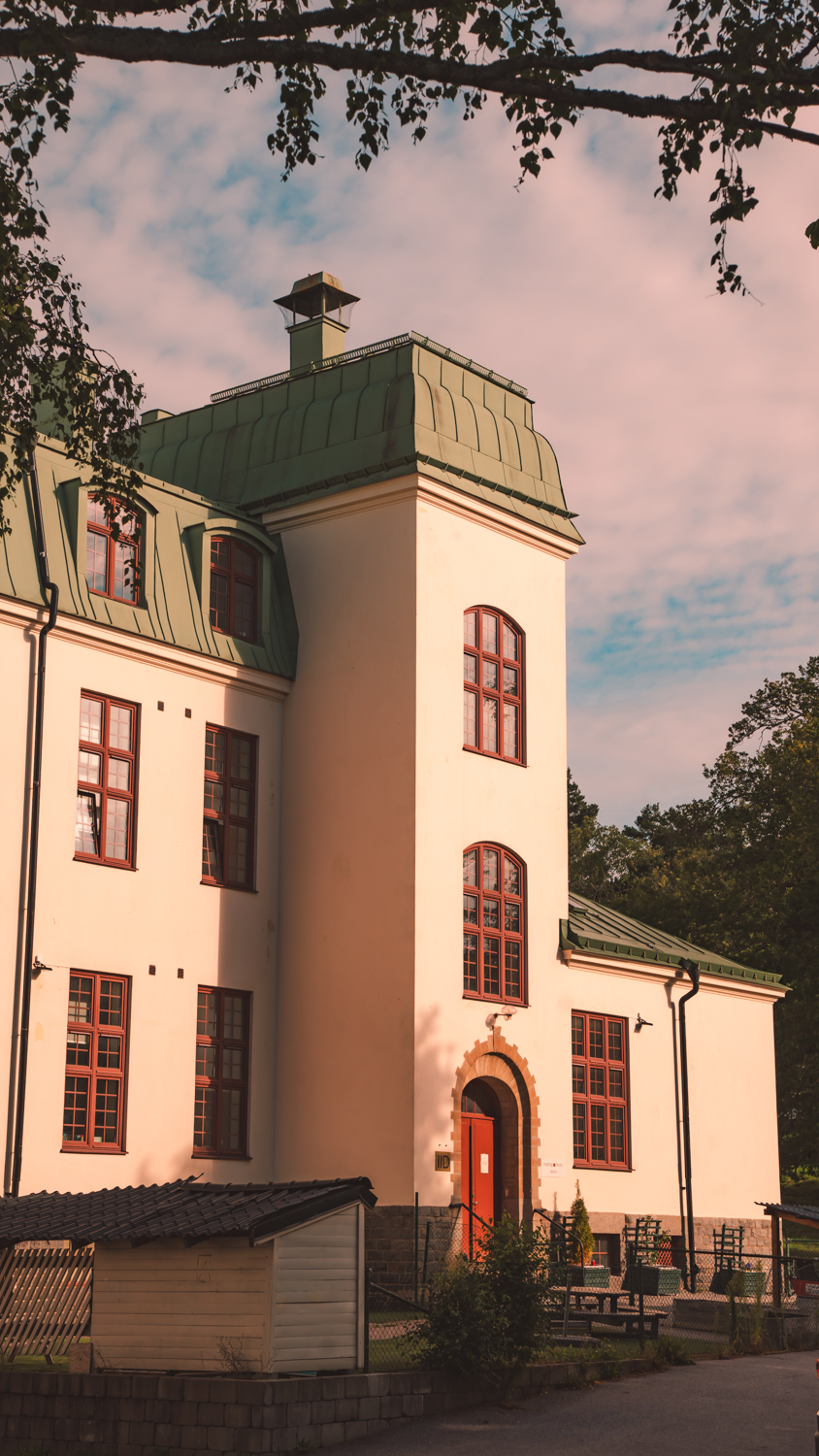 En bild av skolbyggnadens fasad