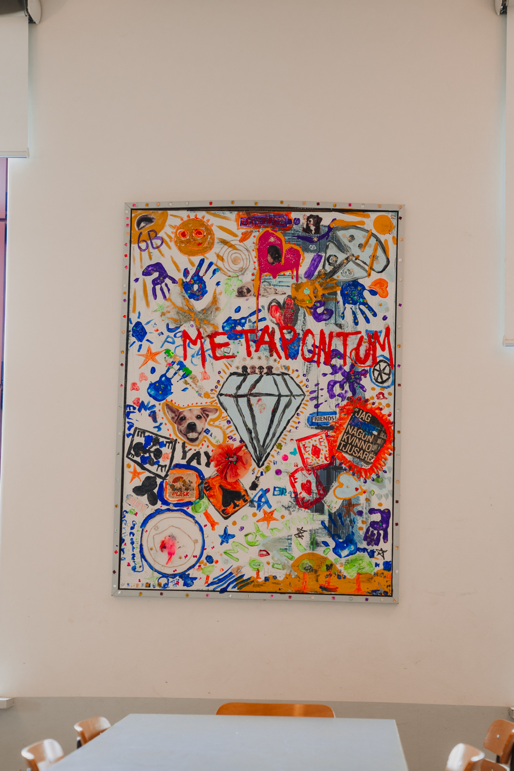 En bild av en färgglad abstrakt tavla på en vit vägg